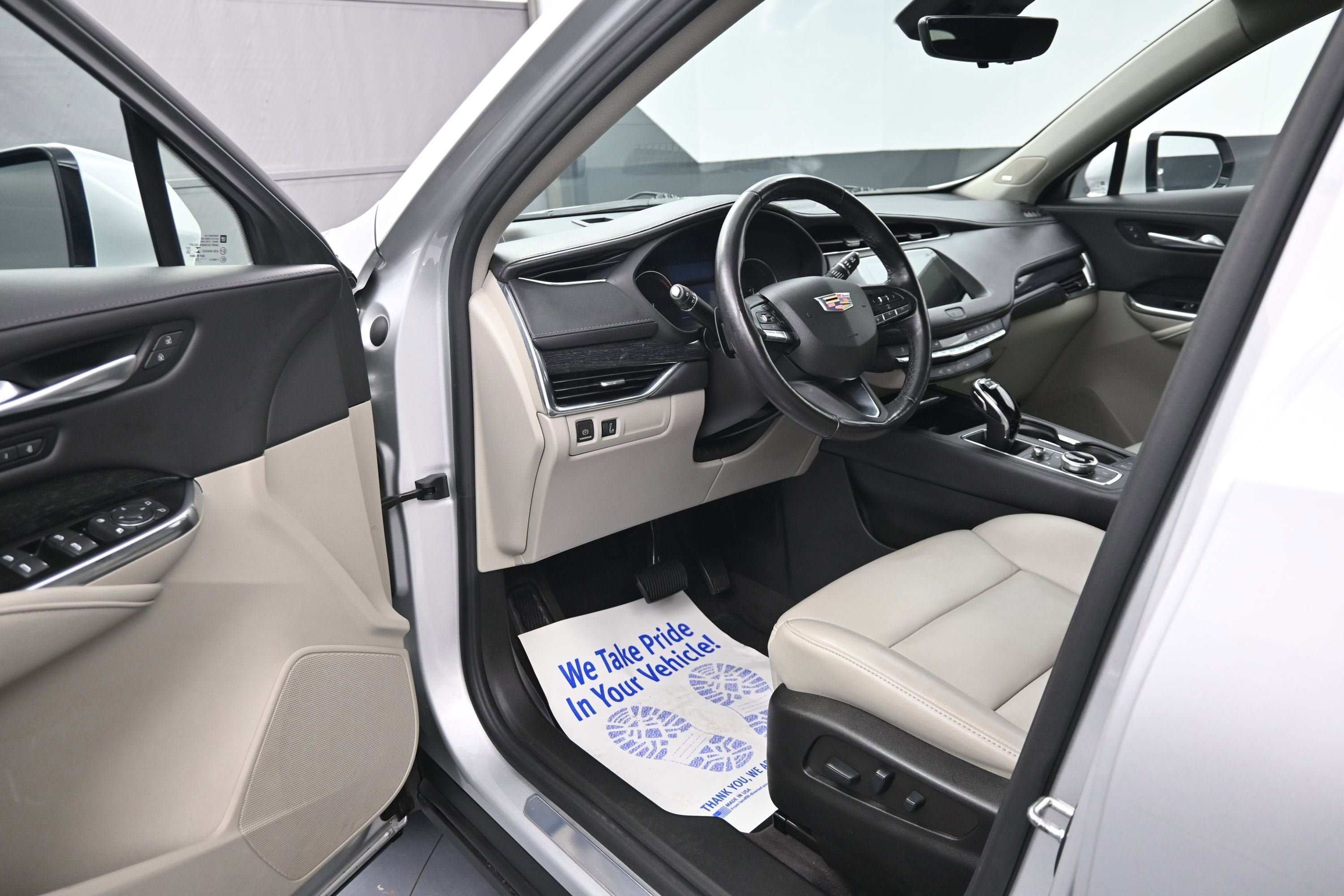 Used 2022 Cadillac XT4 Premium Luxury w/ Enhanced Visibility Package AWD/4WD image 9