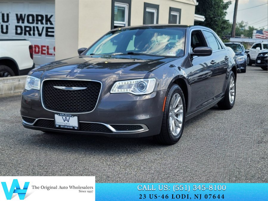 Used 2017 Chrysler 300 Limited RWD image 3