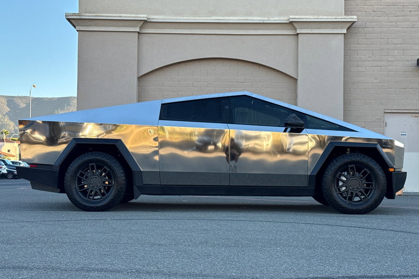 Used 2025 Tesla Cybertruck AWD Crew Cab image 3