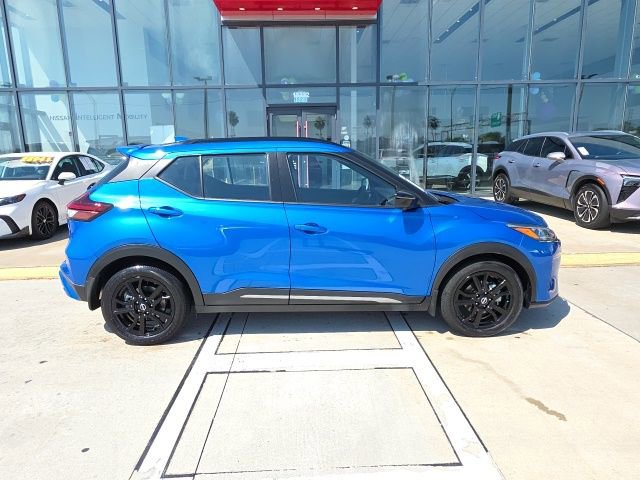 Used 2022 Nissan Kicks SR w/ Premium Package image 3
