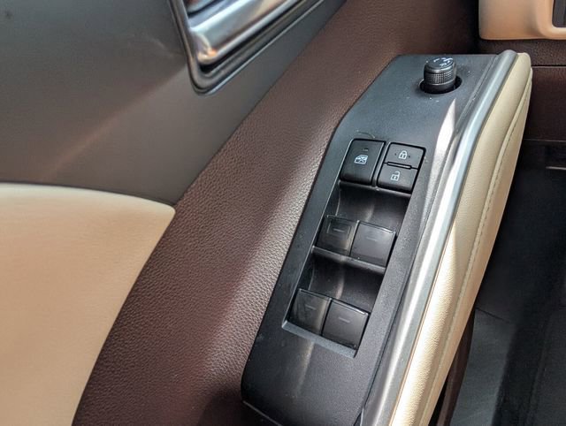 Used 2020 Toyota Highlander XLE image 37