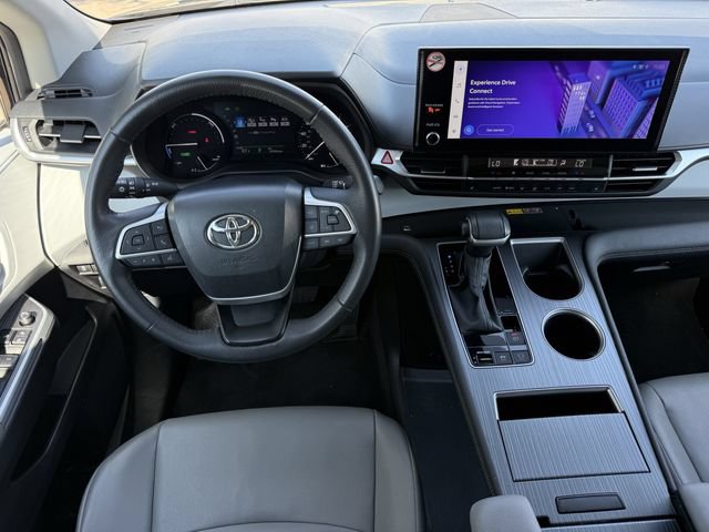 Used 2025 Toyota Sienna XLE FWD image 12
