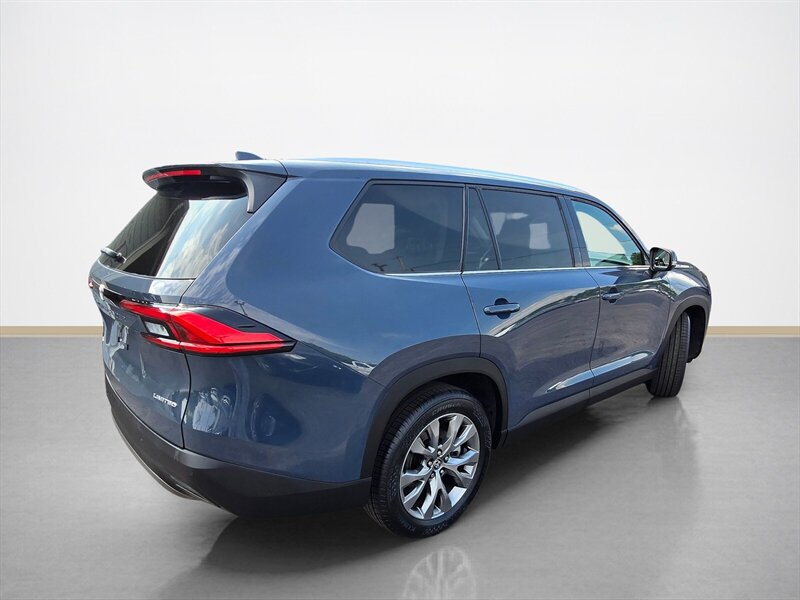 Used 2024 Toyota Grand Highlander AWD image 4