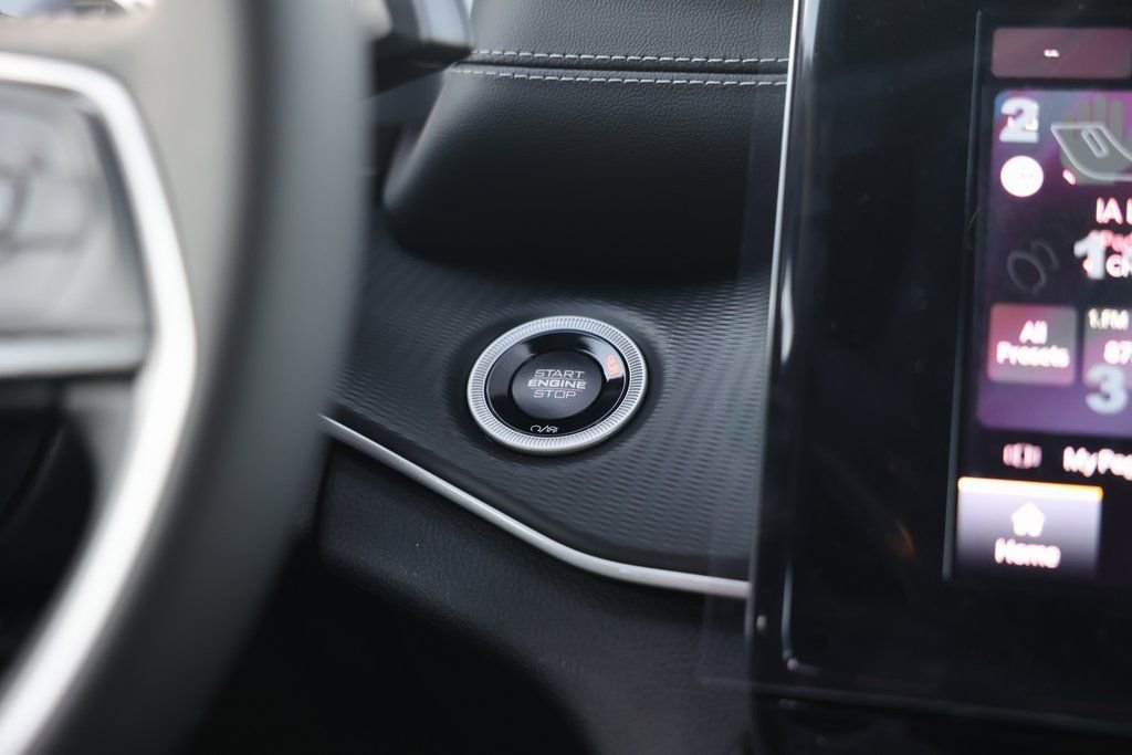 New 2025 Jeep Grand Cherokee Laredo X w/ Trailer Tow Package image 33