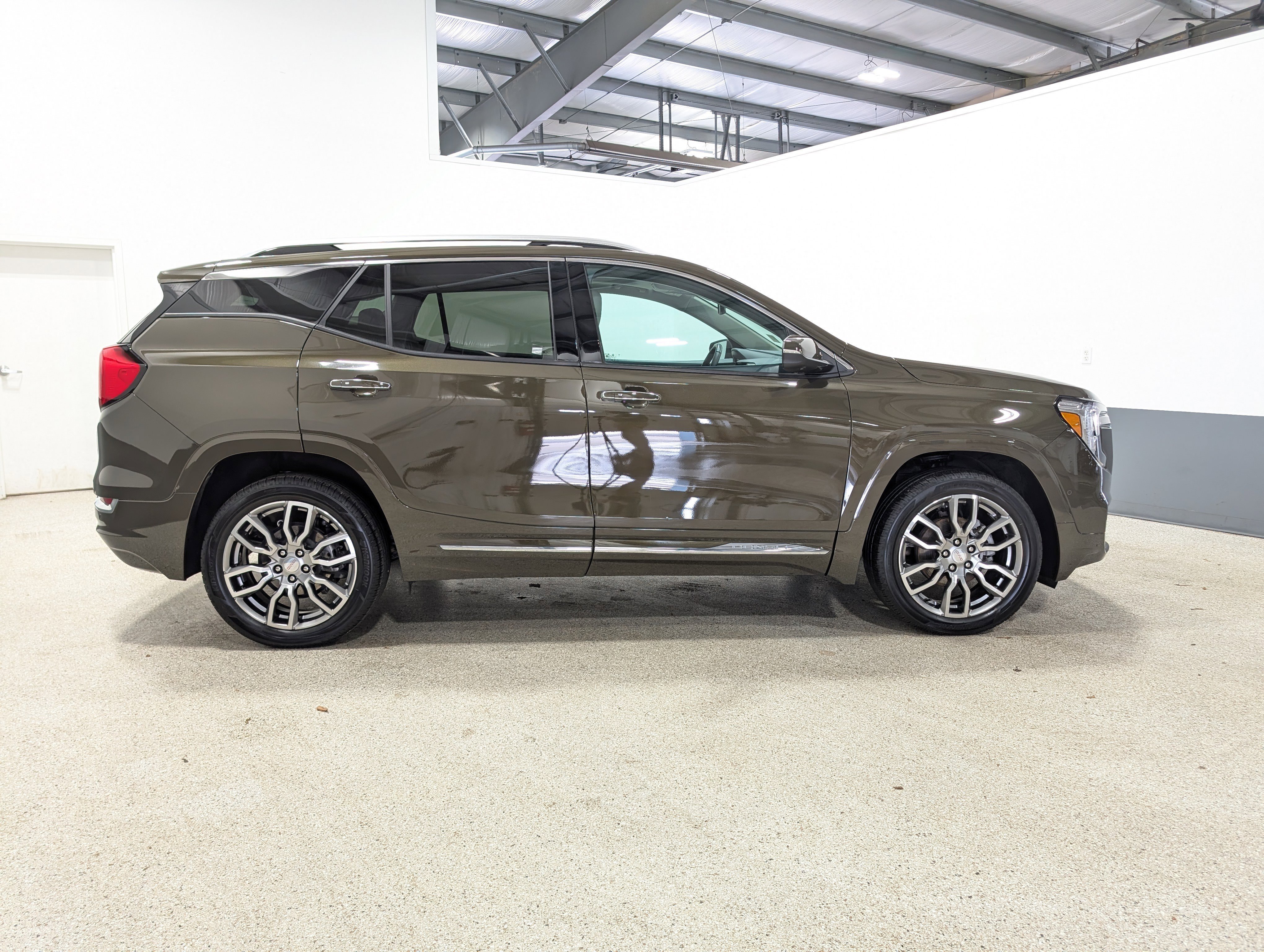 Used 2023 GMC Terrain Denali w/ Denali Premium Package image 2
