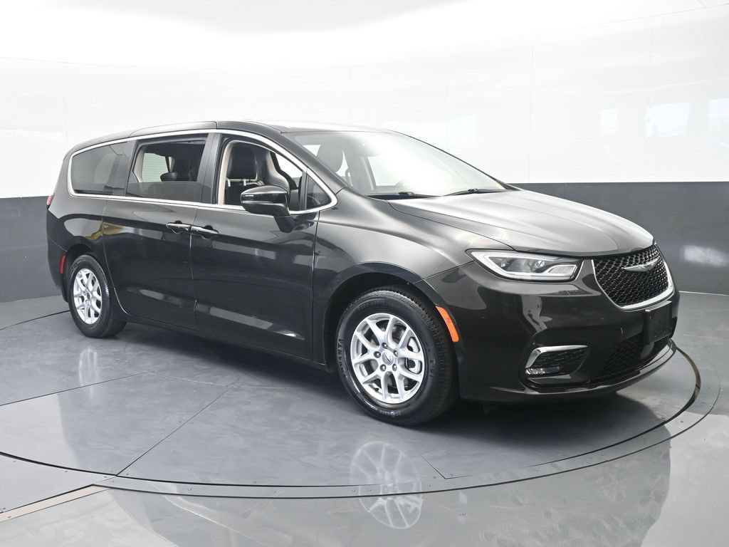 Used 2023 Chrysler Pacifica Touring-L FWD image 8