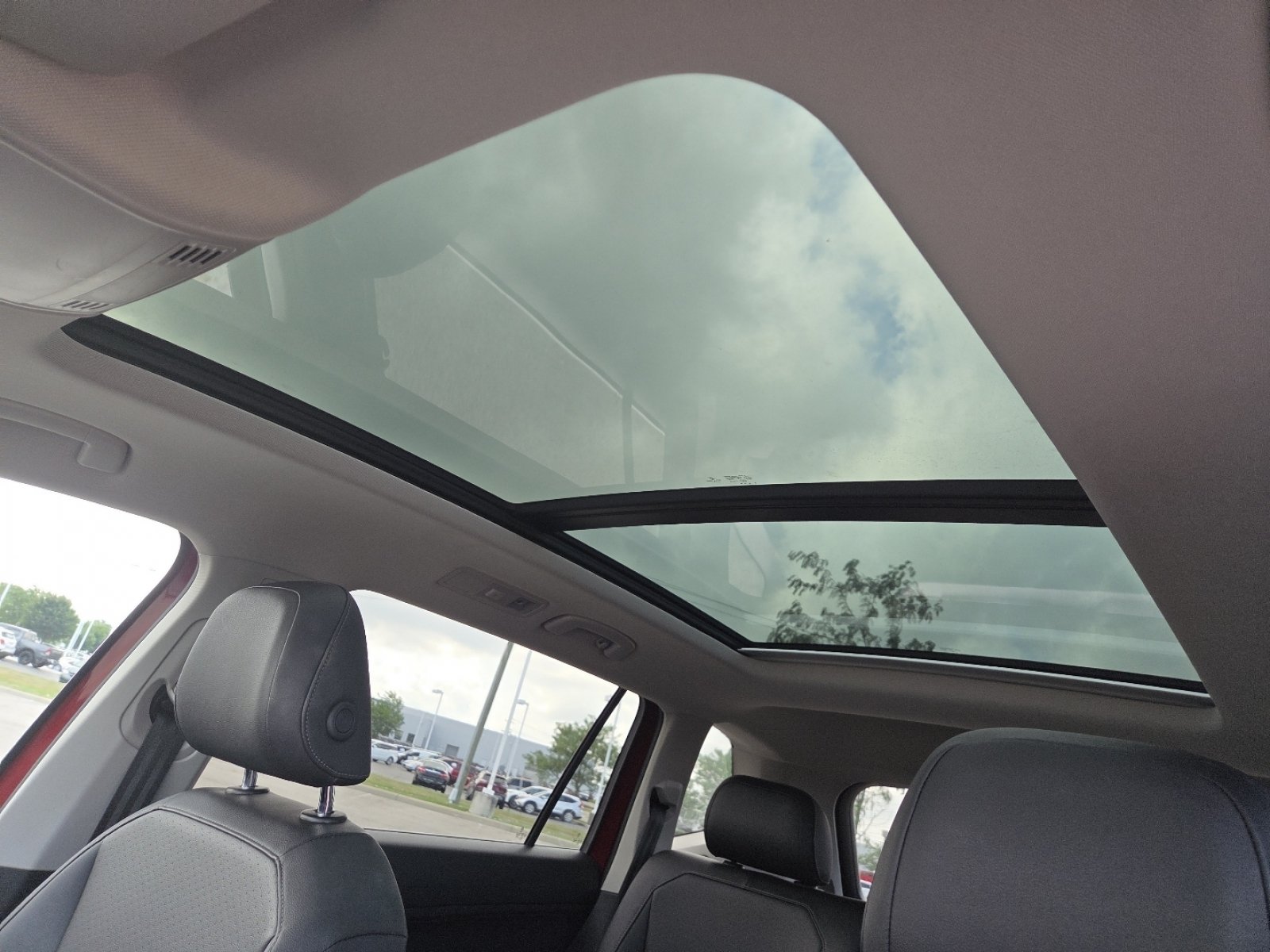 Used 2019 Volkswagen Tiguan SE w/ Panoramic Sunroof Package AWD/4WD image 3