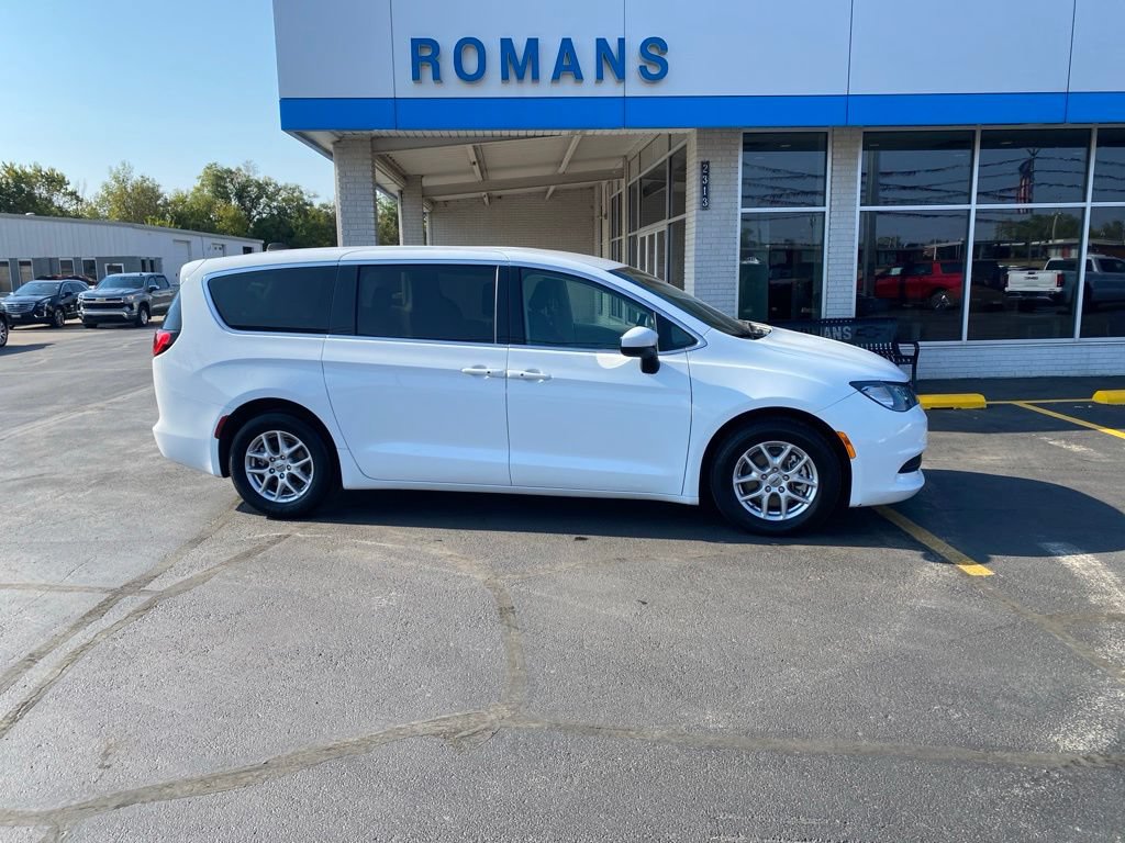 Used 2023 Chrysler Voyager LX FWD image 2