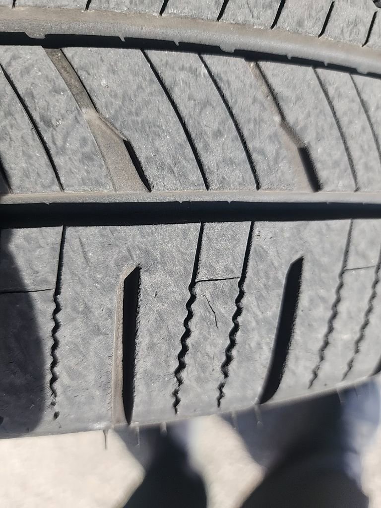 Used 2022 Volkswagen Tiguan SE R-Line image 2