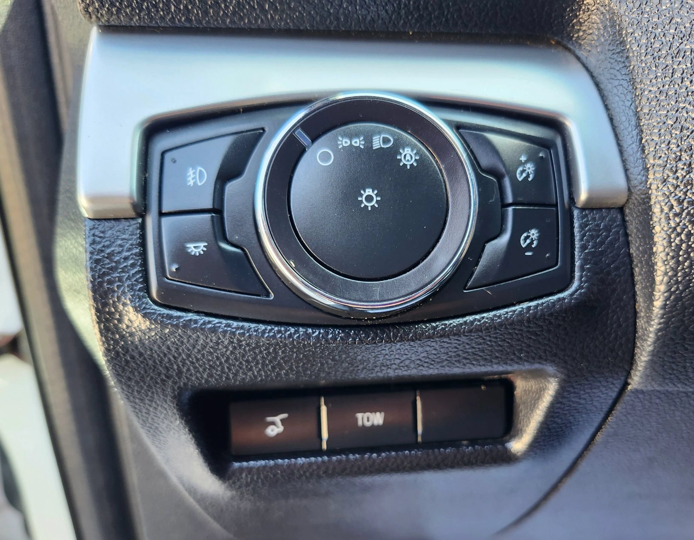 Used 2017 Ford Explorer XLT w/ Equipment Group 202A AWD/4WD image 26