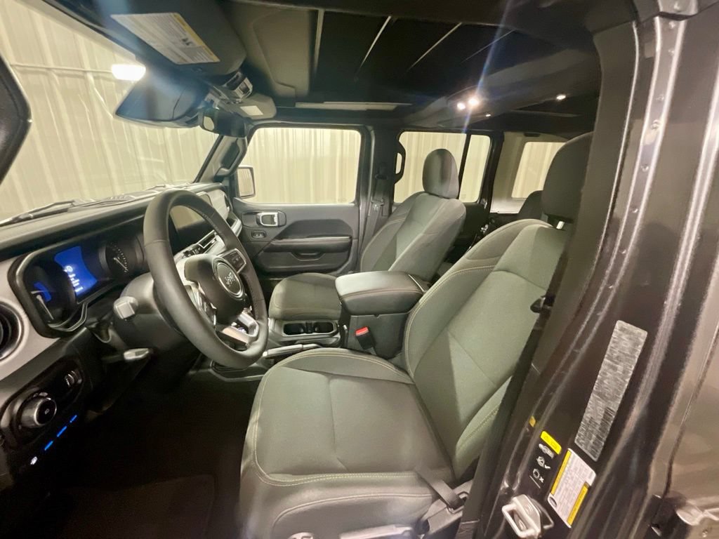 Used 2025 Jeep Wrangler Unlimited Sahara w/ Safety Group AWD/4WD image 9