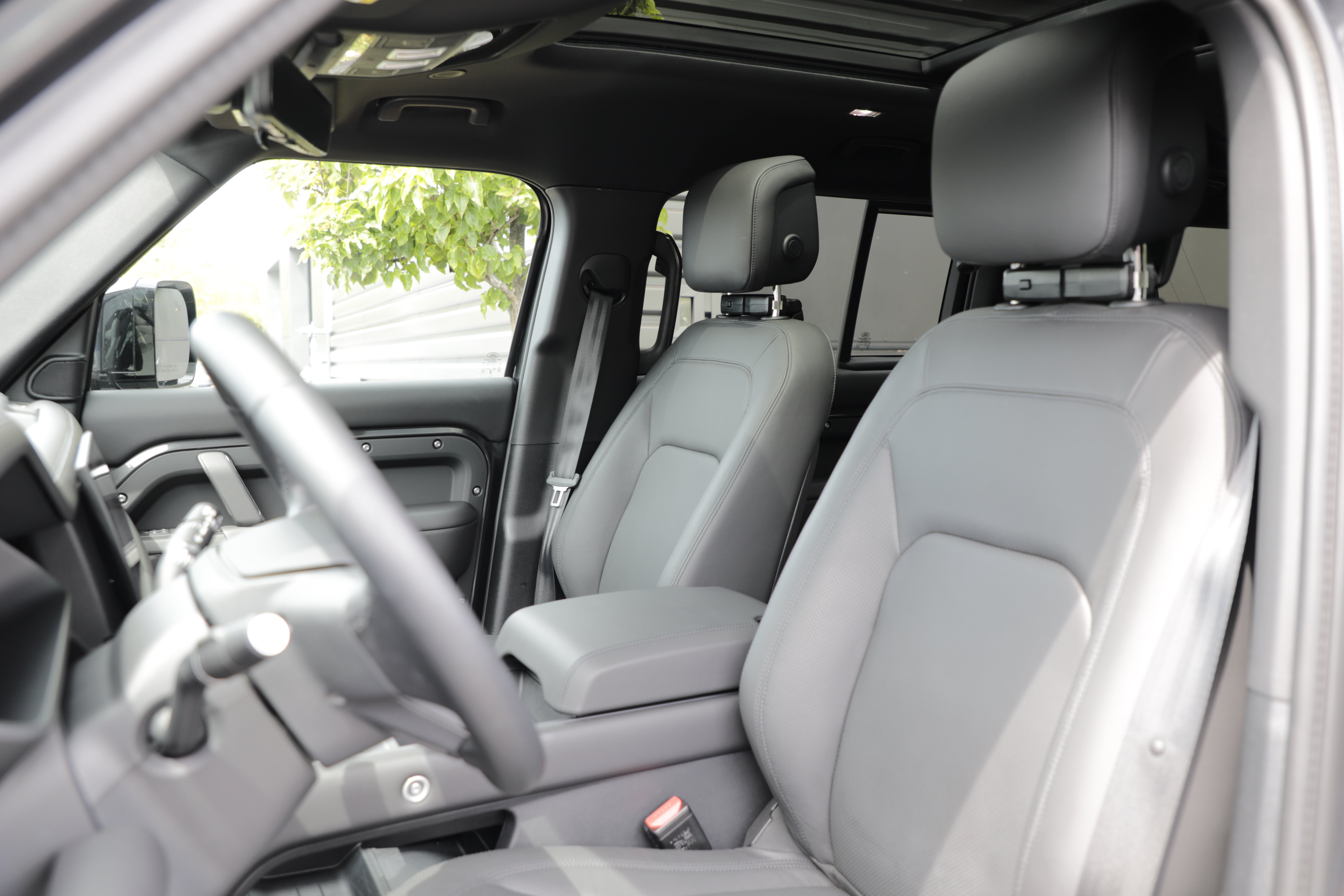 Certified 2025 Land Rover Defender 130 X-Dynamic SE AWD/4WD image 17