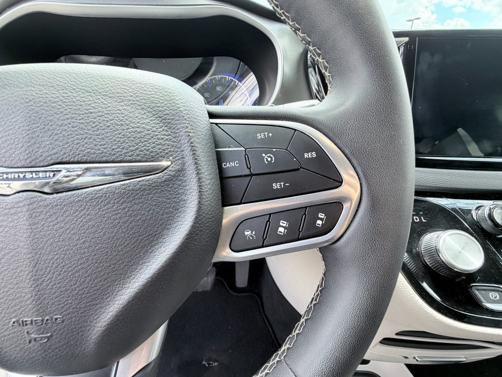 Used 2024 Chrysler Pacifica Touring-L FWD image 15