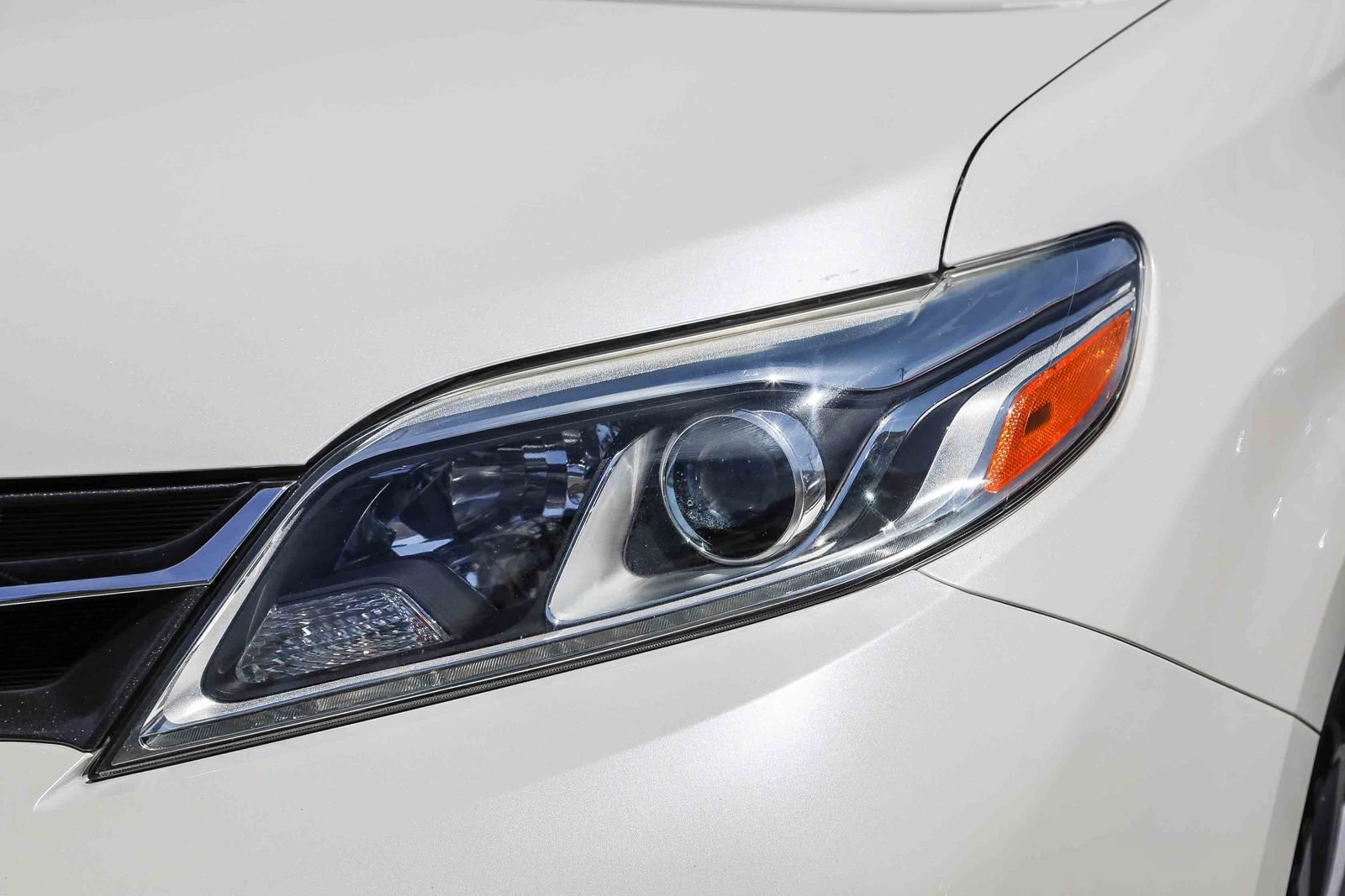 Certified 2020 Toyota Sienna Limited w/ Preferred Accessory Package FWD image 10