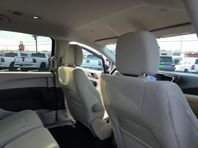 Used 2017 Chrysler Pacifica Touring image 40