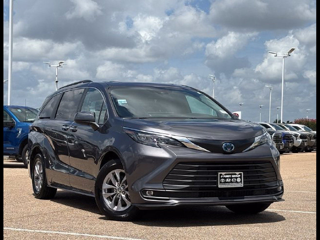 Used 2025 Toyota Sienna XLE FWD image 1