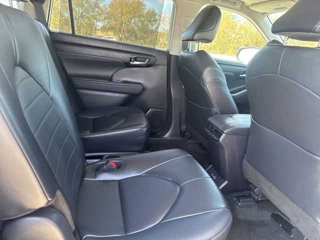 Used 2024 Toyota Highlander XLE FWD image 19