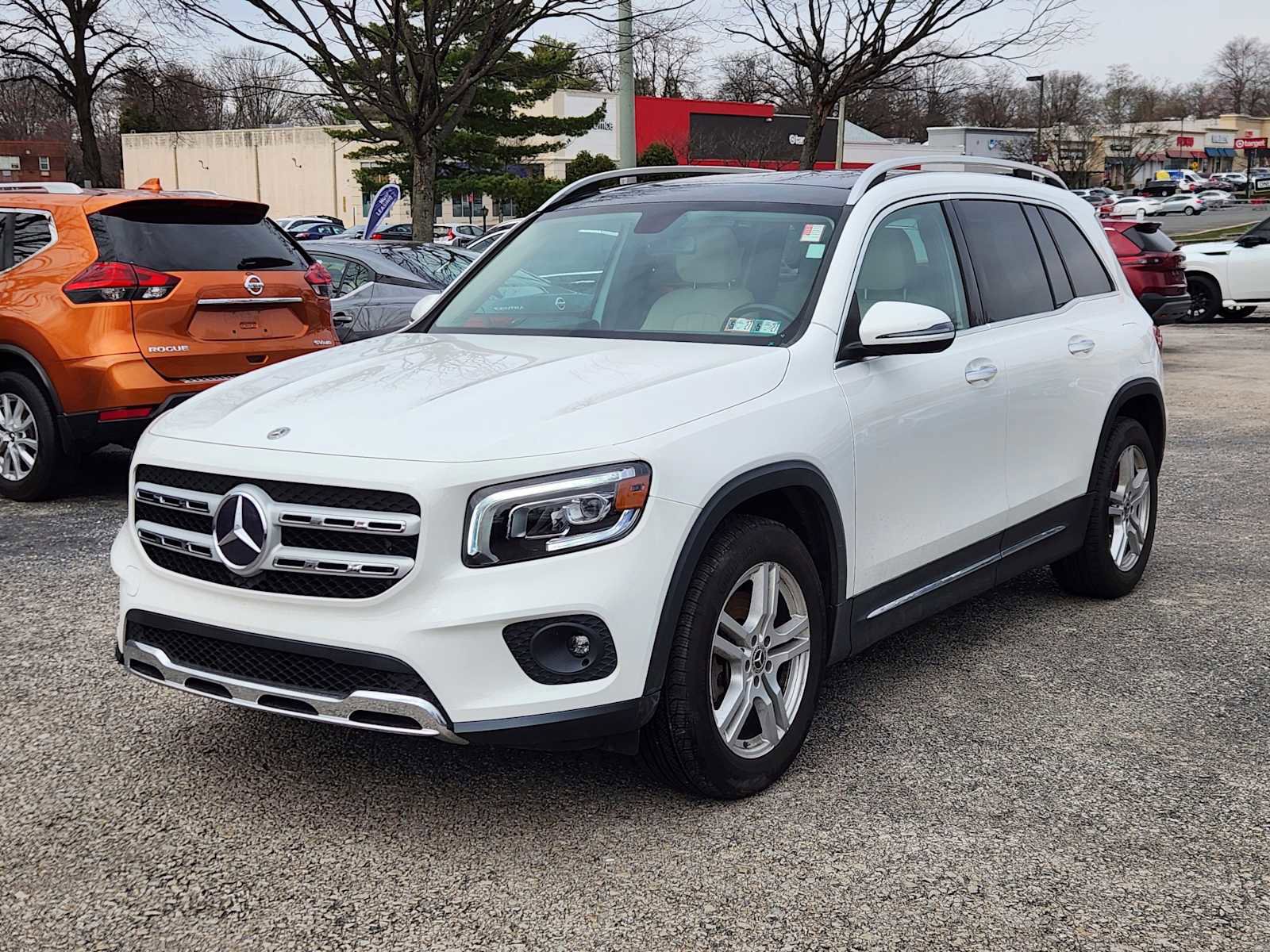 Used 2022 Mercedes-Benz GLB 250 4MATIC image 2