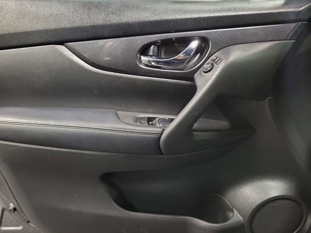 Used 2020 Nissan Rogue SV image 22