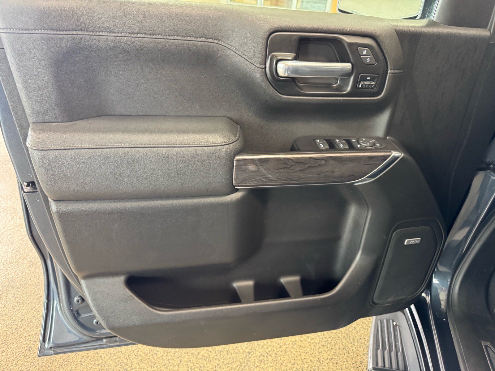 Used 2022 Chevrolet Silverado 1500 LTZ w/ LTZ Premium Package AWD/4WD image 18