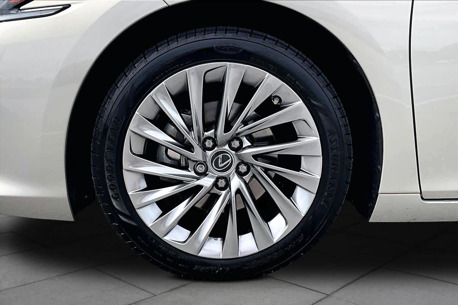 Used 2022 Lexus ES 350 Ultra Luxury w/ Accessory Package 2 FWD image 11