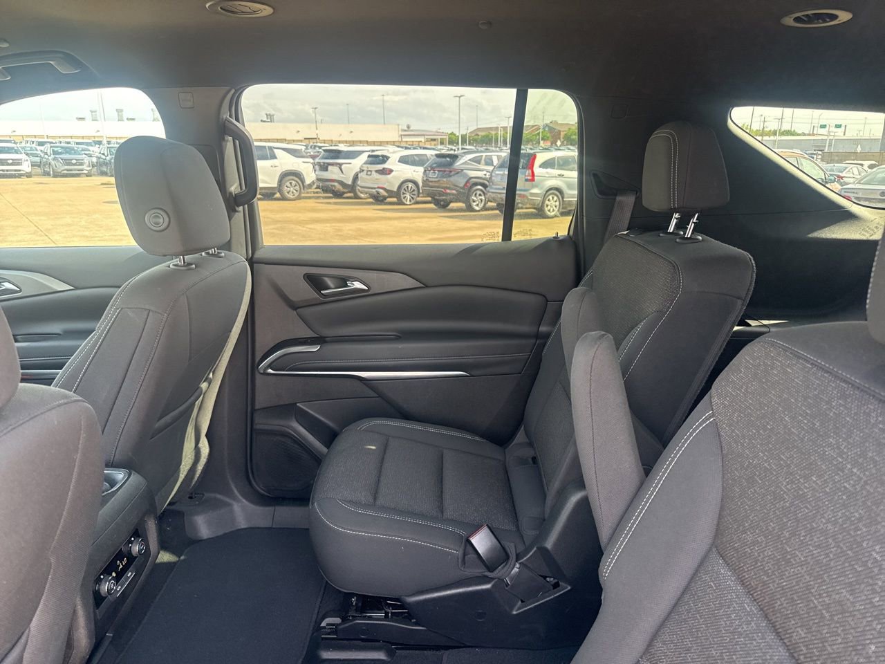 Used 2025 Chevrolet Traverse LT image 43
