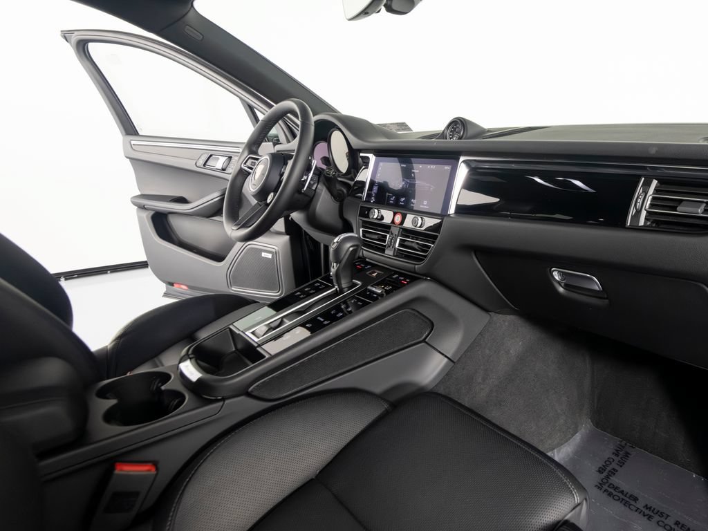 Certified 2026 Porsche Macan AWD/4WD image 34