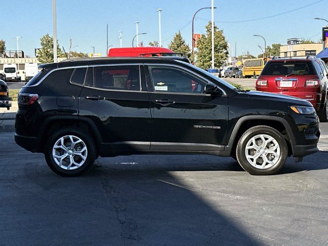 Used 2024 Jeep Compass Latitude AWD/4WD image 2