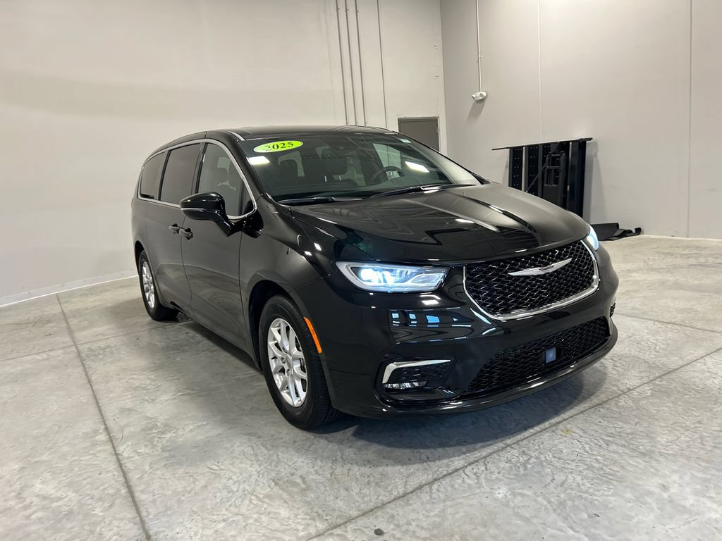 Used 2025 Chrysler Pacifica Select FWD image 4