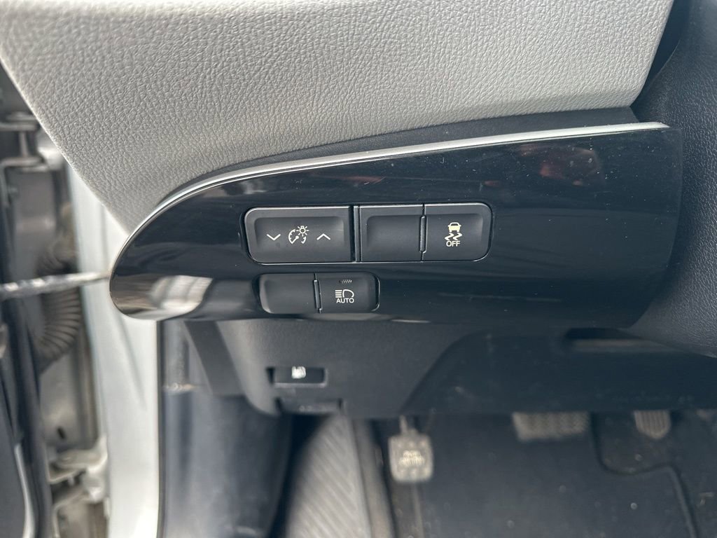 Used 2017 Toyota Prius Two w/ Carpet Mat Package image 17