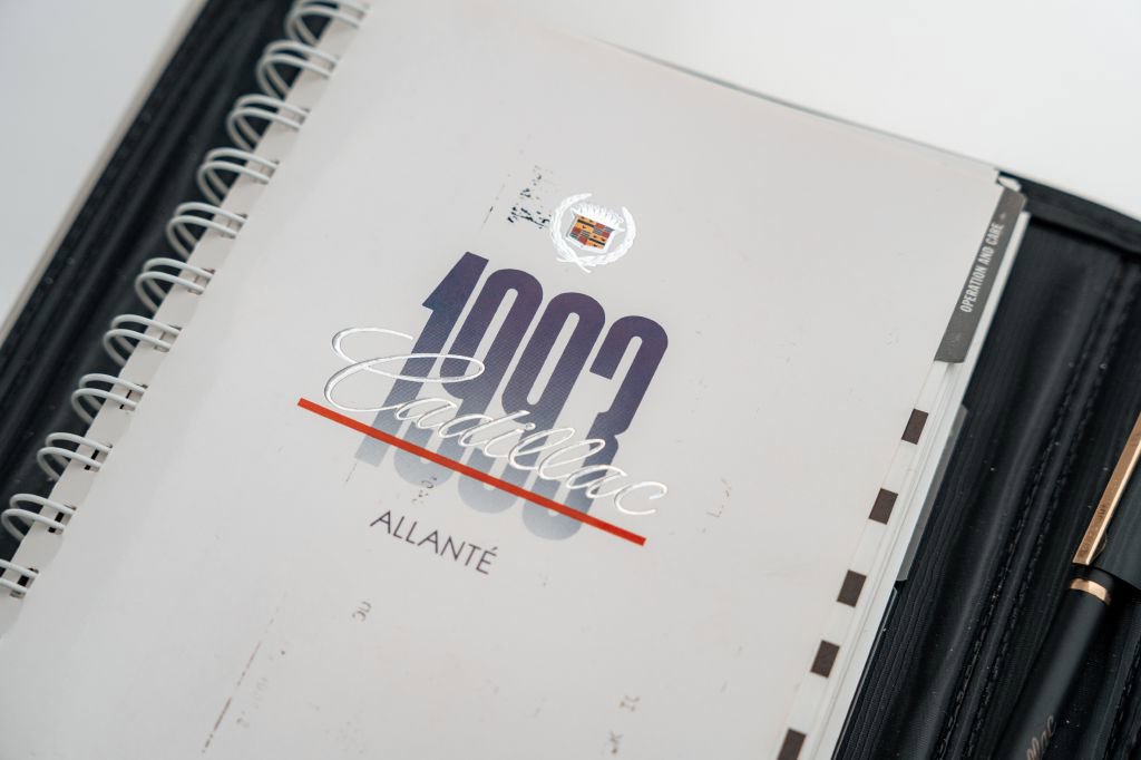 Used 1993 Cadillac Allante FWD image 33