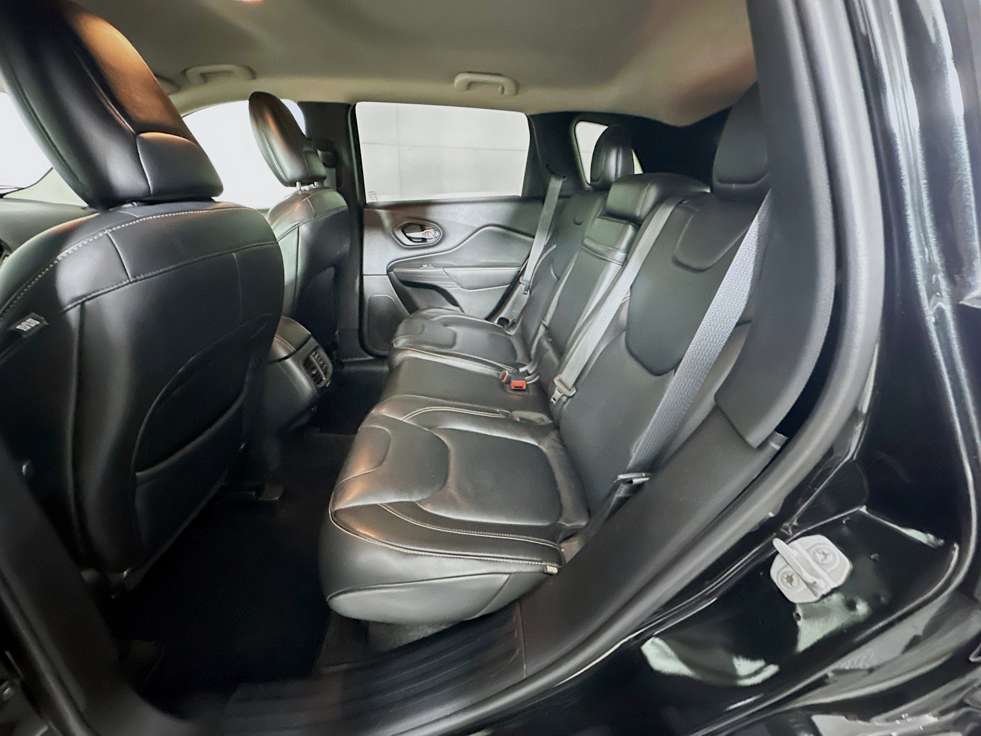 Used 2015 Jeep Cherokee Limited image 28