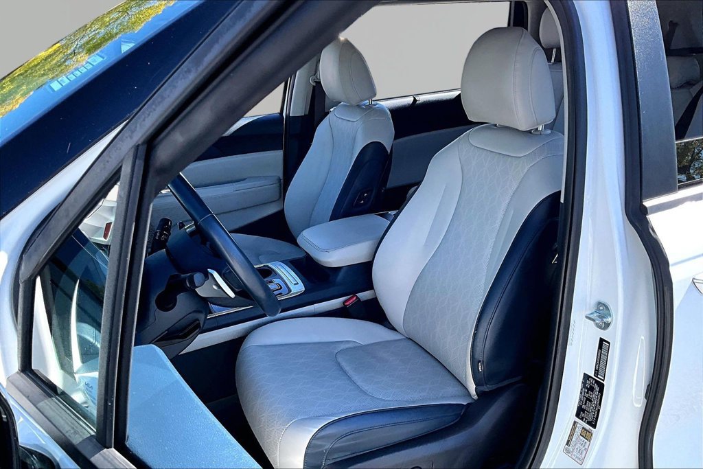 Used 2025 Kia Carnival EX FWD image 17