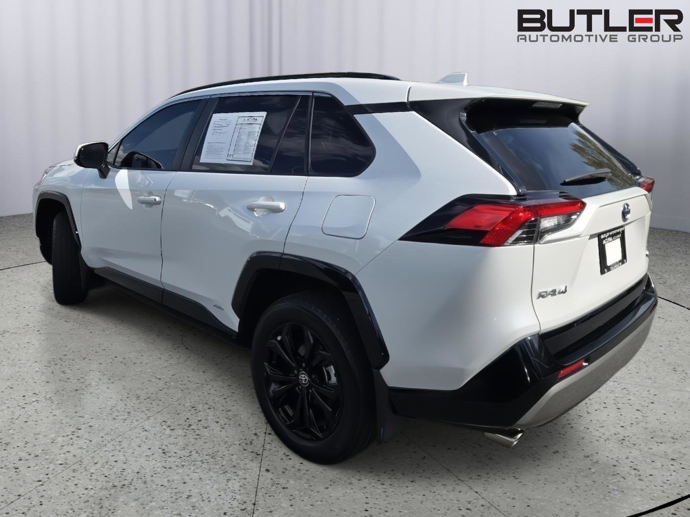 Used 2024 Toyota RAV4 SE image 6