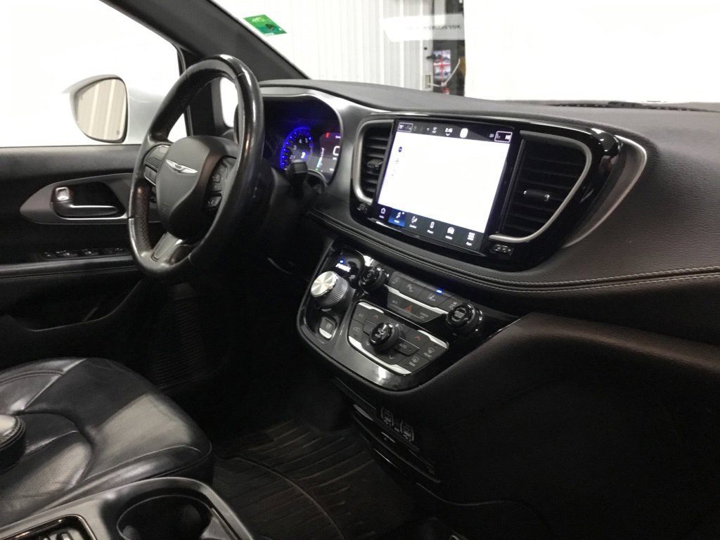 Used 2021 Chrysler Pacifica Touring-L w/ Uconnect Theater Family Group AWD/4WD image 26