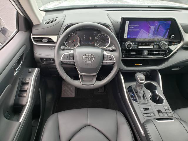 Used 2024 Toyota Highlander XLE AWD/4WD image 17