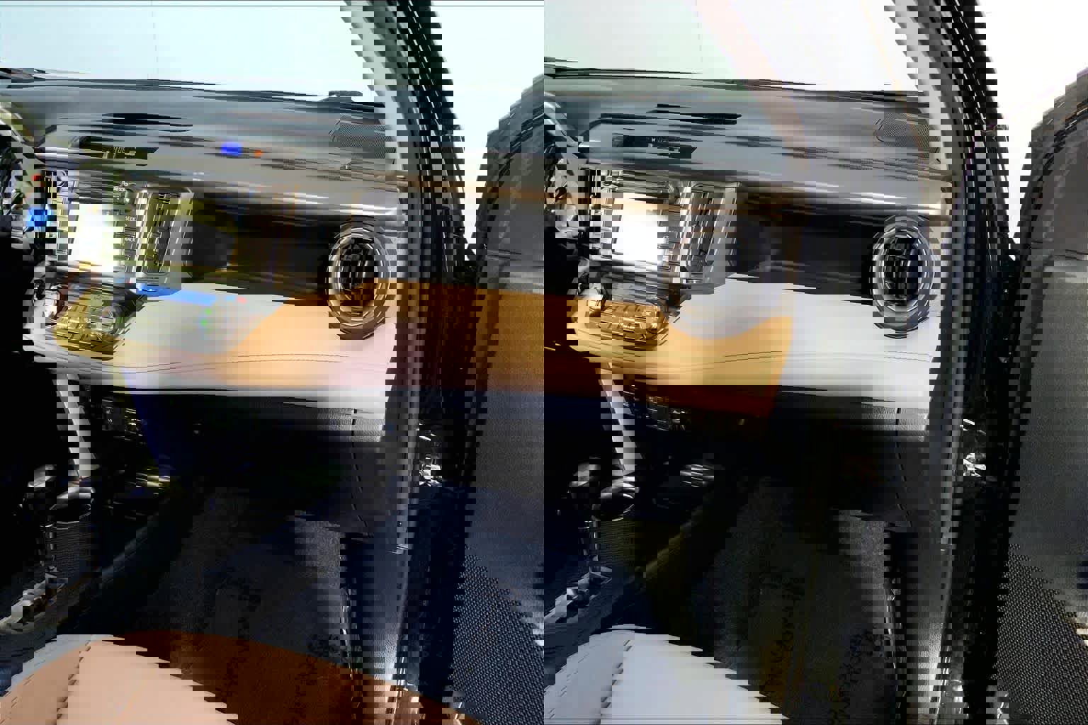 Used 2015 Toyota RAV4 Limited image 18