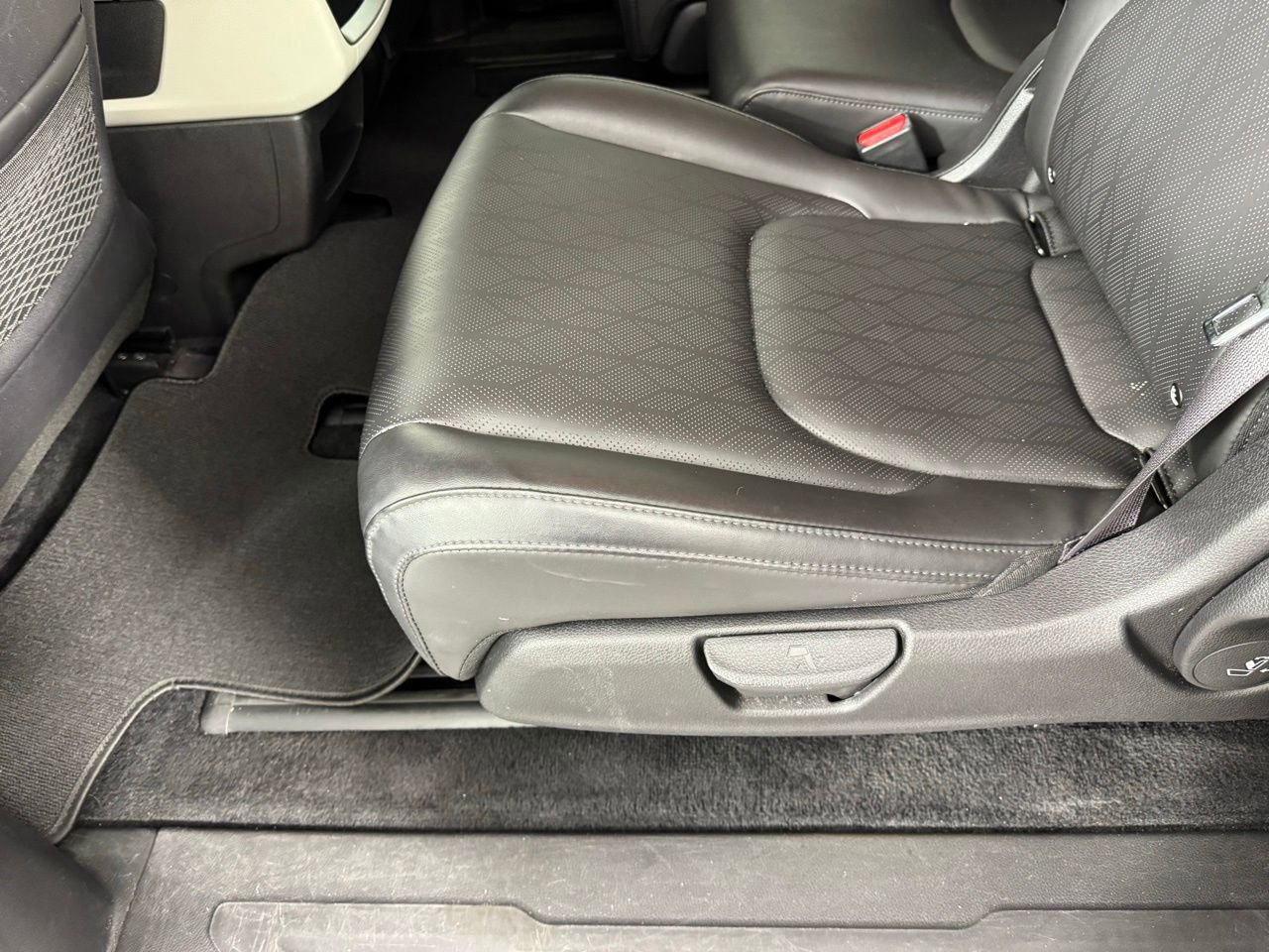 Used 2024 Kia Carnival LX image 24