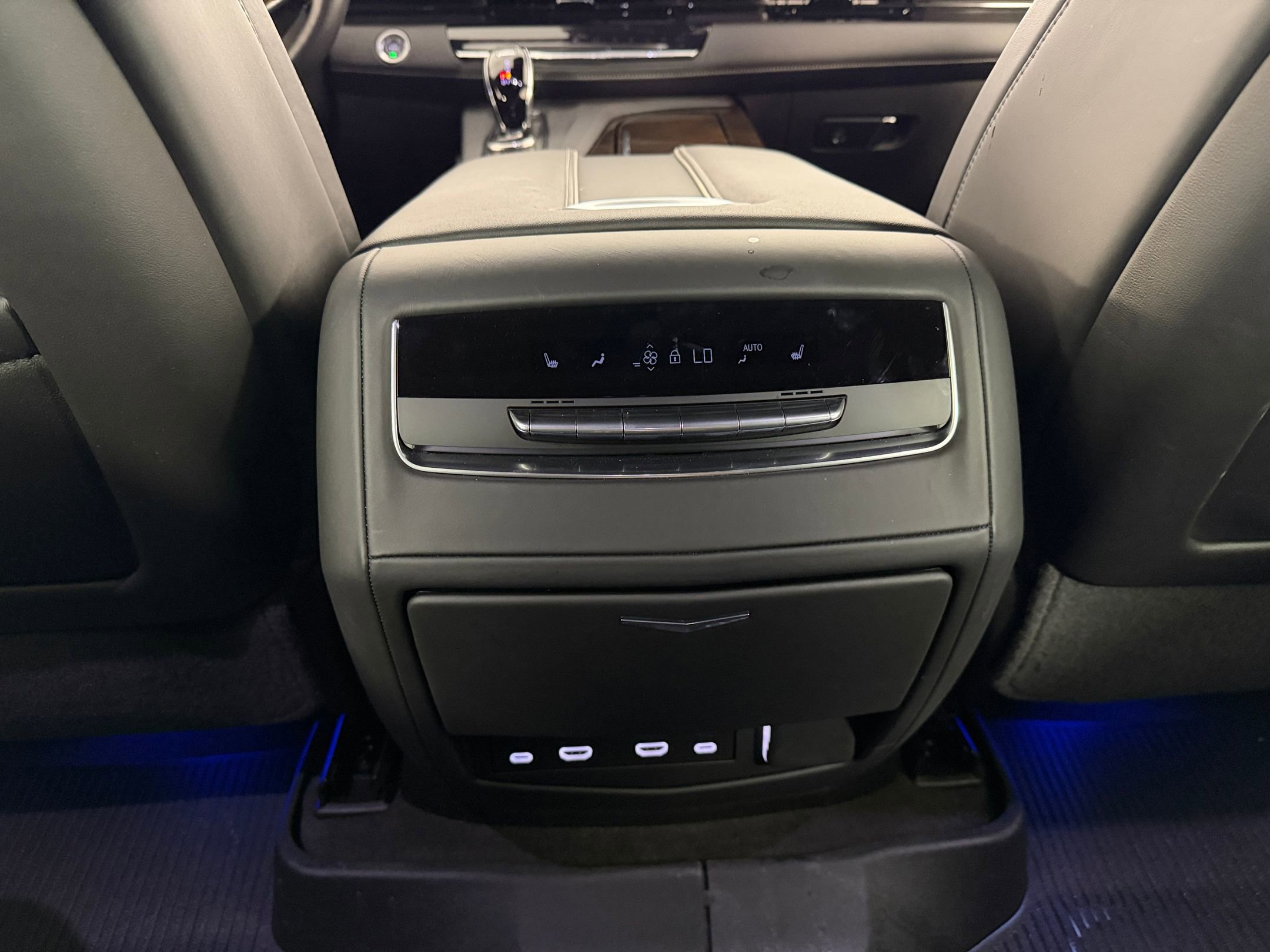 Used 2024 Cadillac Escalade Sport Platinum w/ LPO, ONYX Package AWD/4WD image 25