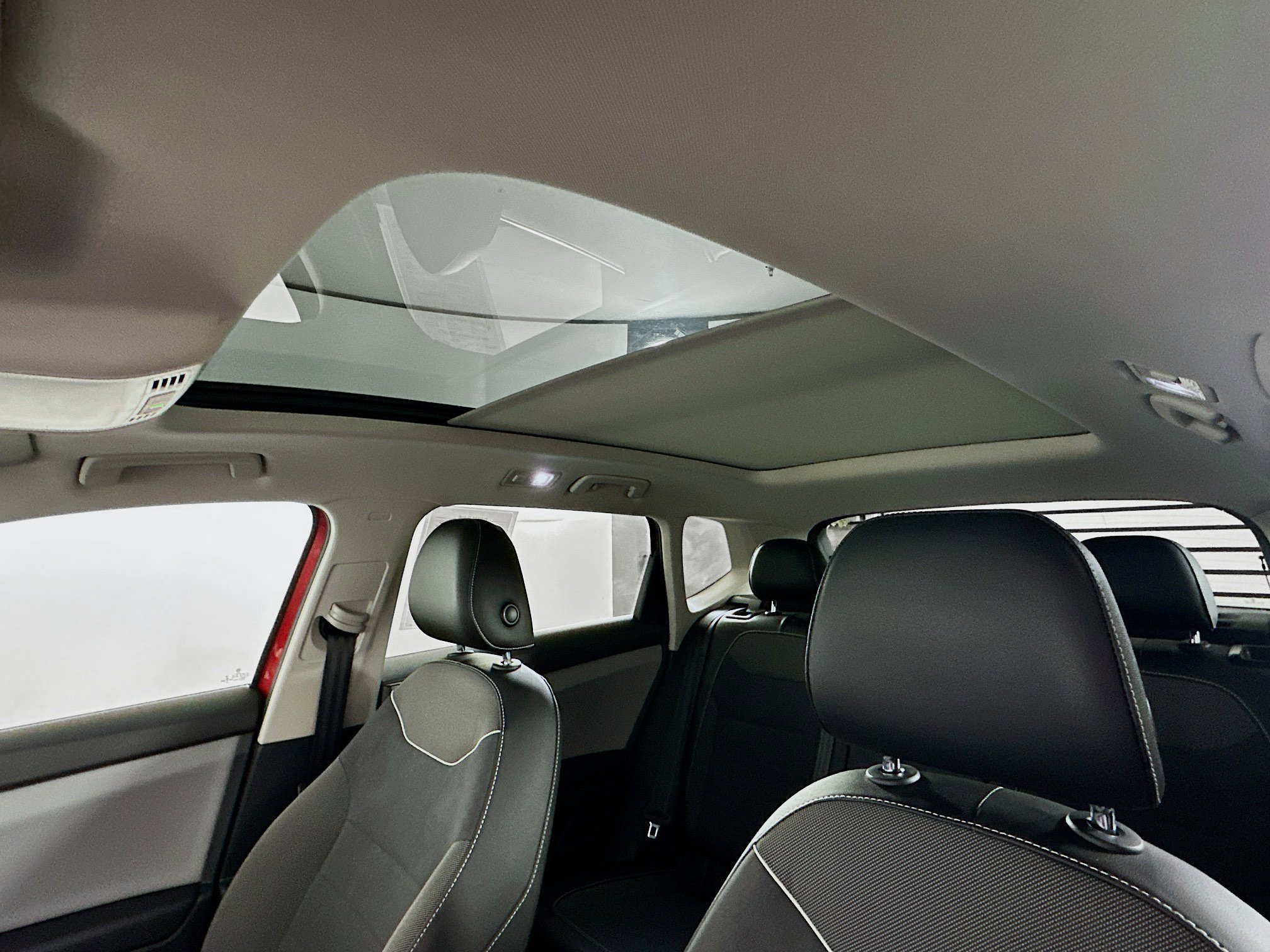 Used 2023 Volkswagen Taos SE w/ Panoramic Sunroof Package FWD image 25