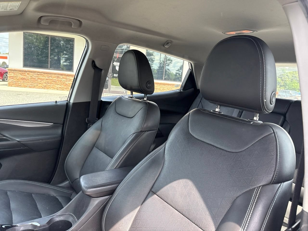 Used 2022 Chevrolet Bolt LT w/ Infotainment Package FWD image 2