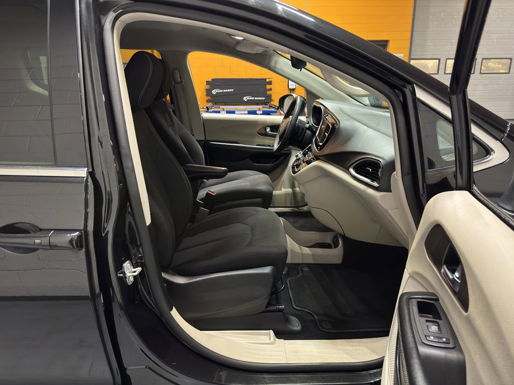 Used 2023 Chrysler Voyager LX image 20