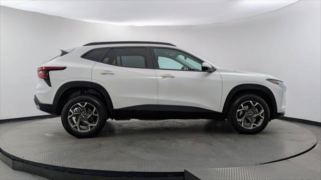 Used 2025 Chevrolet Trax LT w/ LT Convenience Package FWD image 9