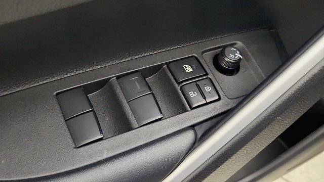 Used 2025 Toyota Corolla Cross XLE w/ Convenience Package FWD image 19
