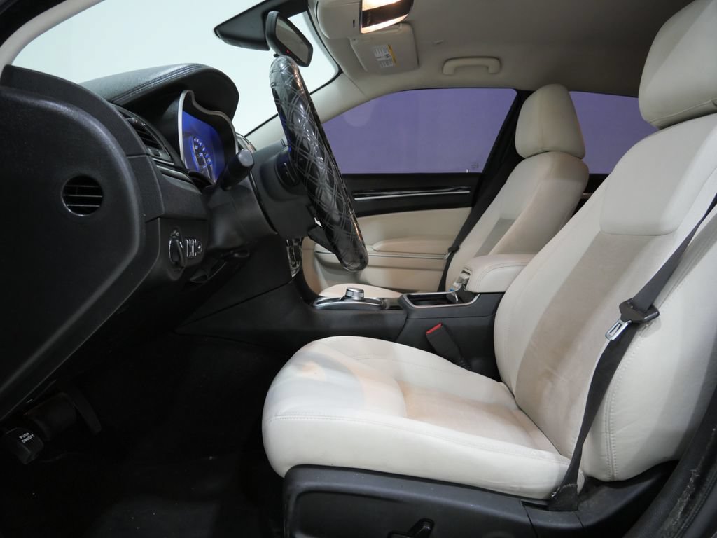Used 2023 Chrysler 300 Touring RWD image 9