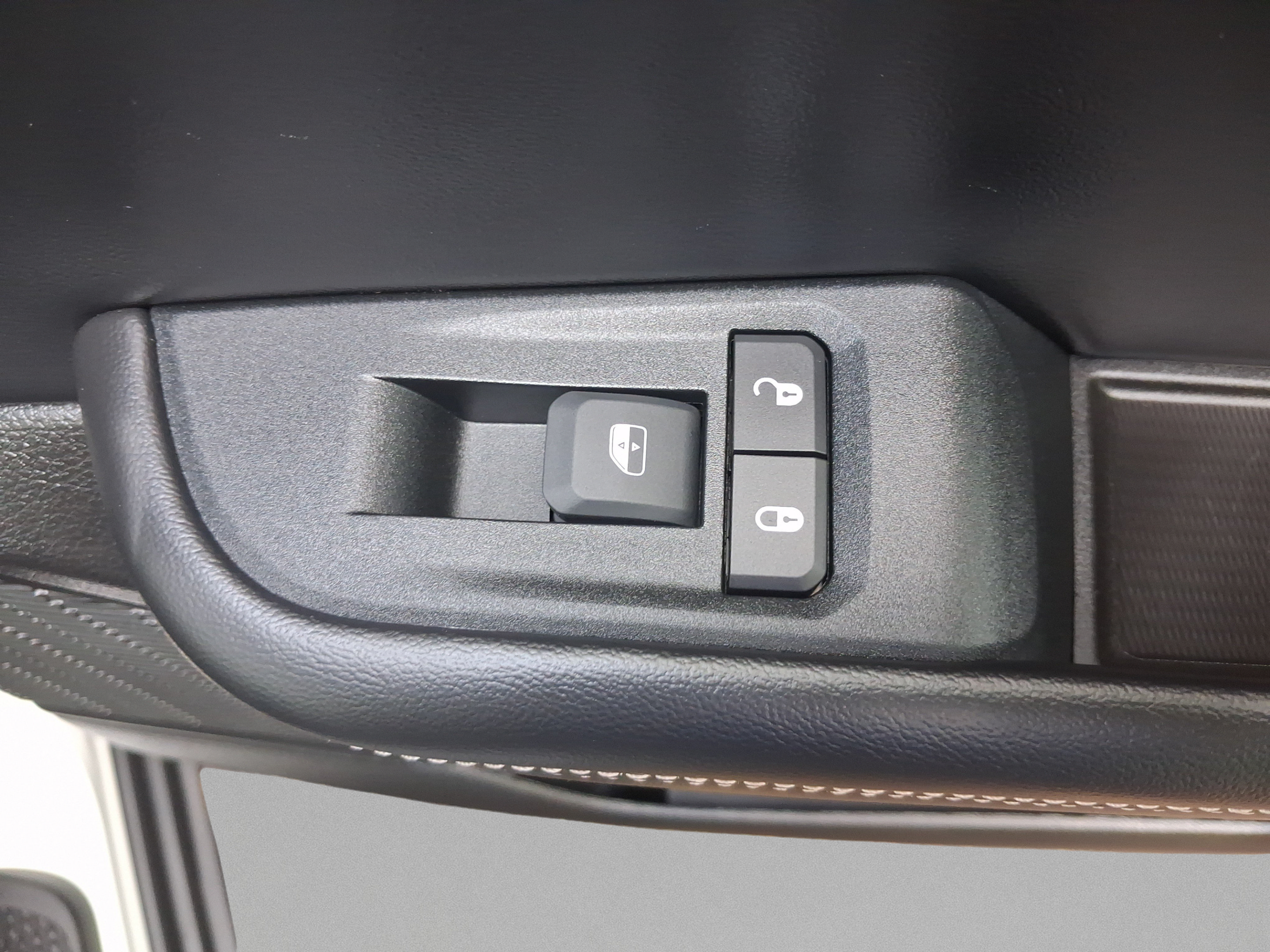 Used 2024 Jeep Grand Cherokee L Altitude RWD image 28