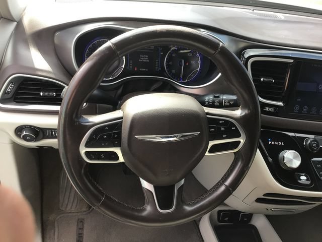 Used 2017 Chrysler Pacifica Touring-L FWD image 27