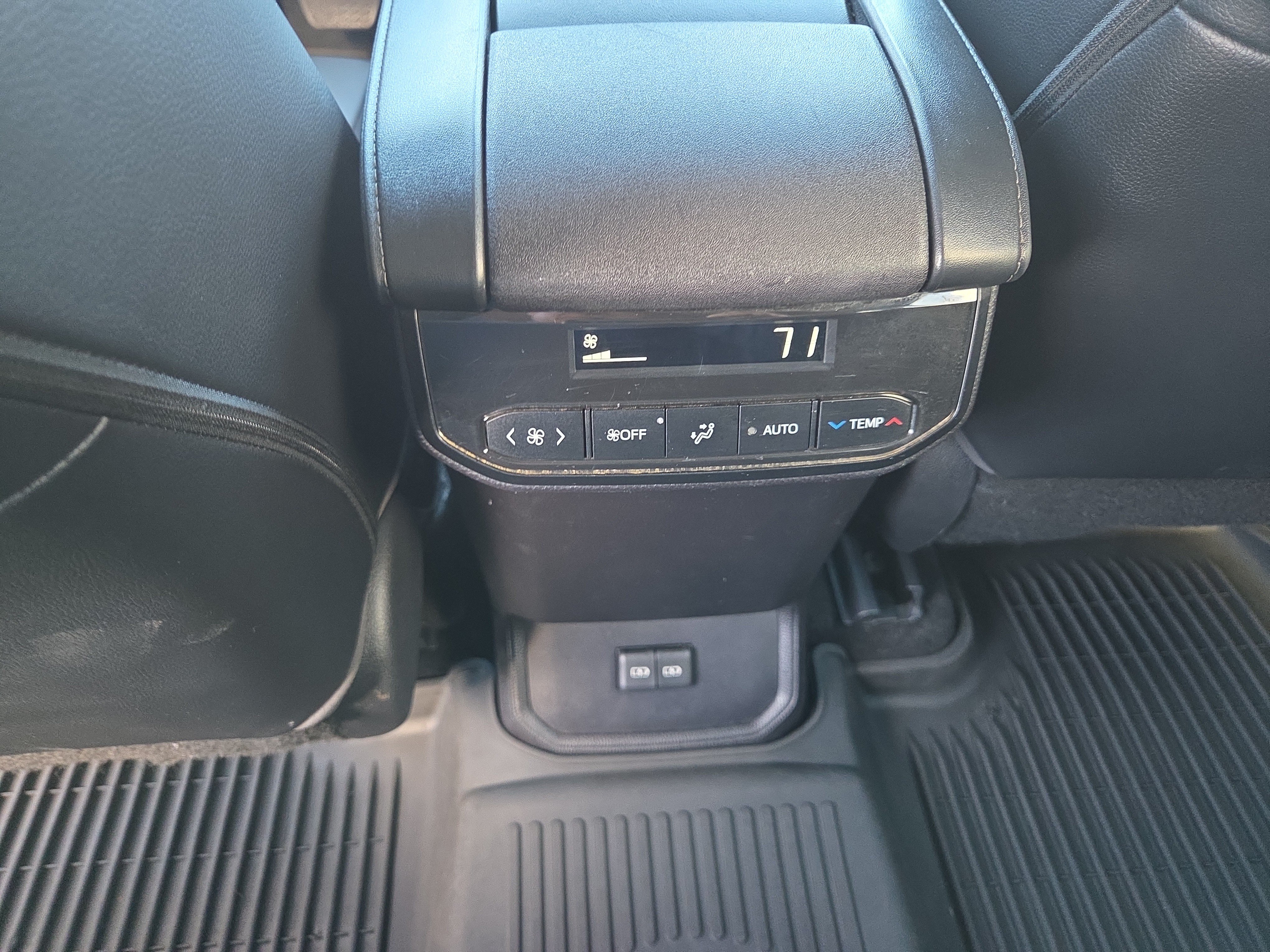 Used 2023 Toyota Highlander XLE FWD image 19