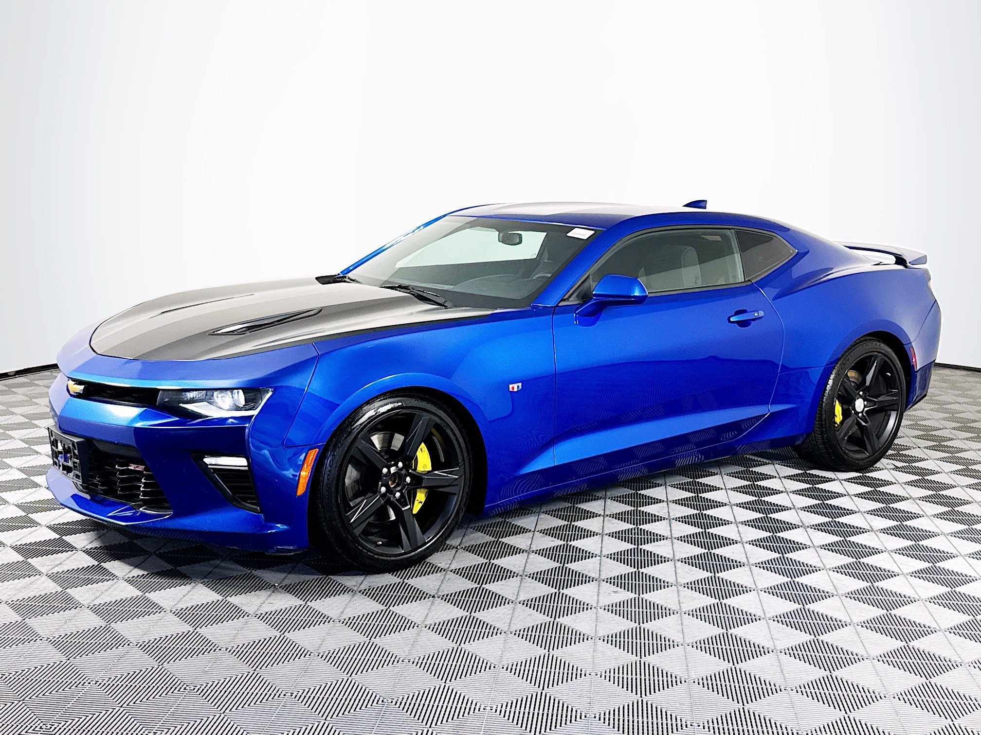 Used 2018 Chevrolet Camaro SS RWD image 4
