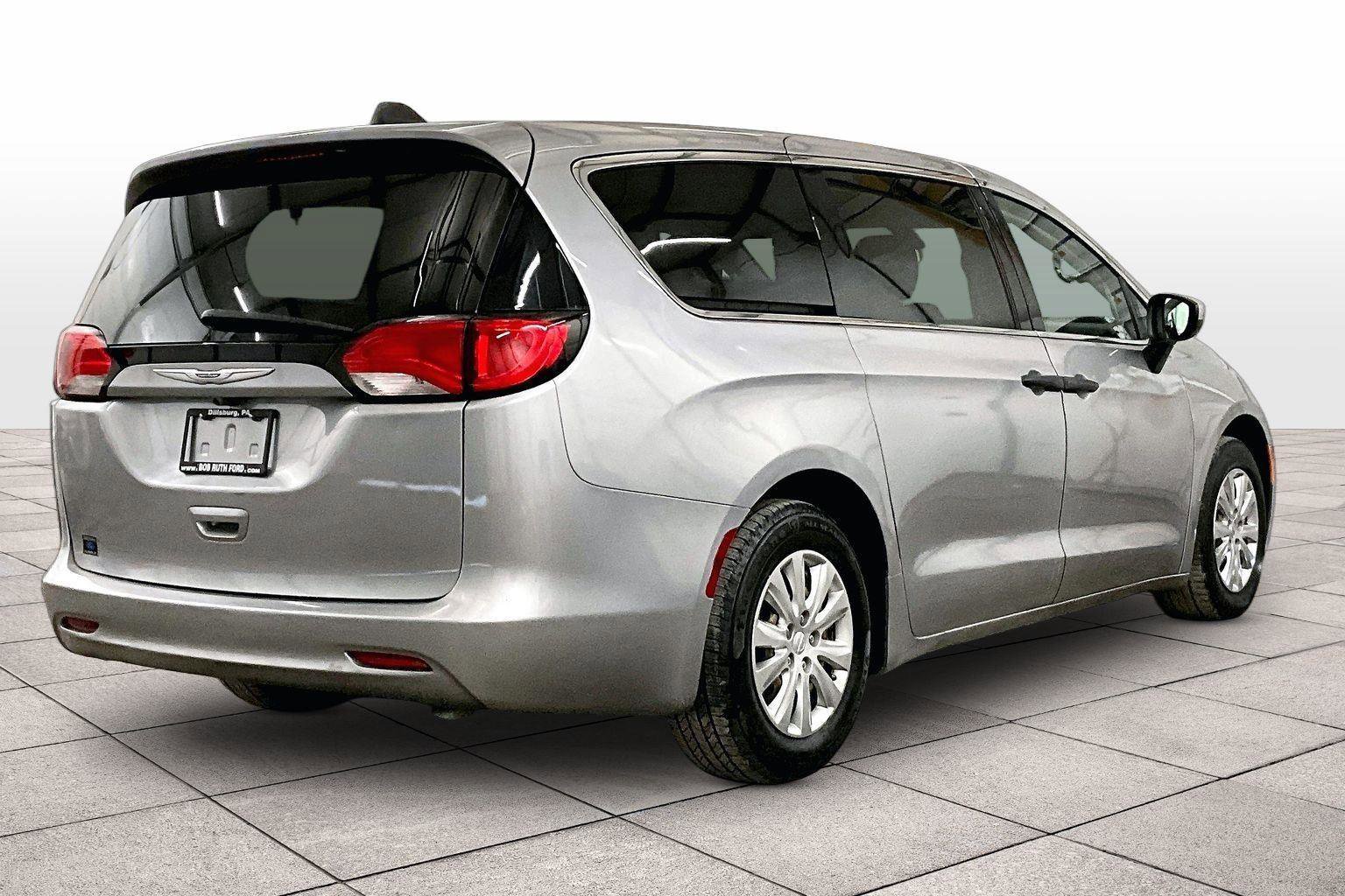 Used 2020 Chrysler Voyager L image 11